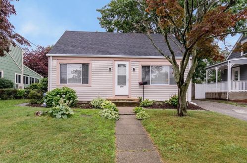 240 3rd Ave, Warwick, RI 02888-1731