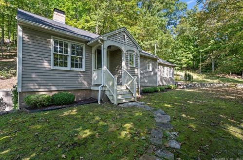 8 Riggs St, Seymour, CT 06478-1208