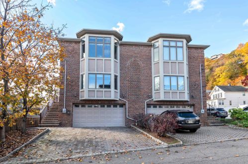 12 Lasher Ln, Edgewater, NJ 07020-1403