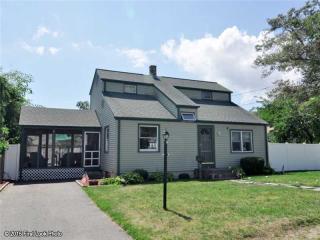 84 Wayne St, Warwick, RI 02889-2425