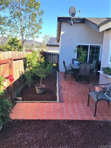 722 Nob Cir, Vista, CA 92084-3810