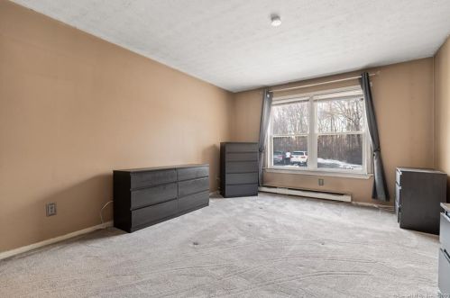 949 Pleasant Valley Rd, Wapping CT  06074-4240 exterior