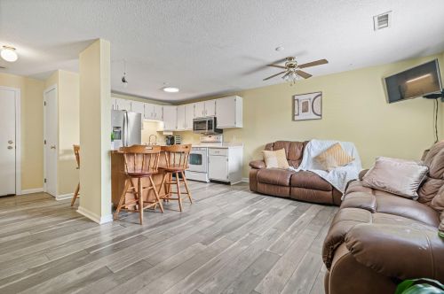 407 Elmwood Dr, Hudson NH  03051-3242 exterior