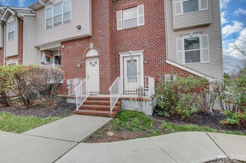558 Great Beds Ct, Perth Amboy, NJ 08861-5202