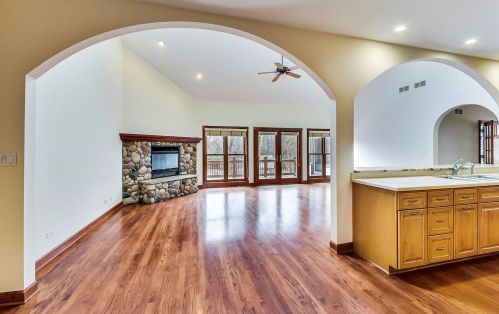 128 59th St, Willowbrook, IL 60527-1718