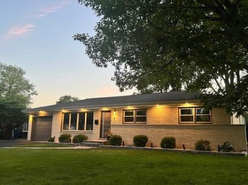 412 Crestwood Ln, Mount Prospect, IL 60056-2852
