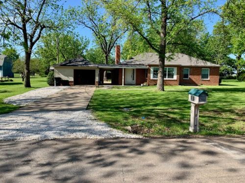 1320 Redbud Ln, Iola, KS 66749-1943