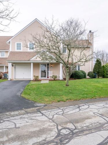 205 Corey Ln, Middletown, RI 02842-5659