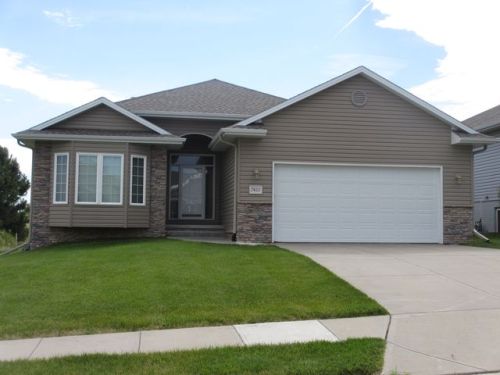 7421 160th St, Bennington, NE 68007-1869