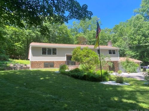 21 Plank Rd, Waterbury, CT 06712-1436