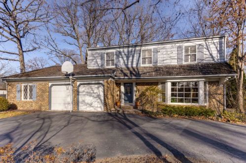 18 Londonderry Ln, Half Day, IL 60069-3900