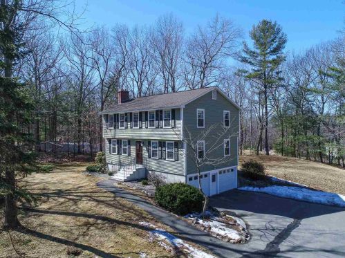 15 Davis Dr, Londonderry, NH 03053-3012