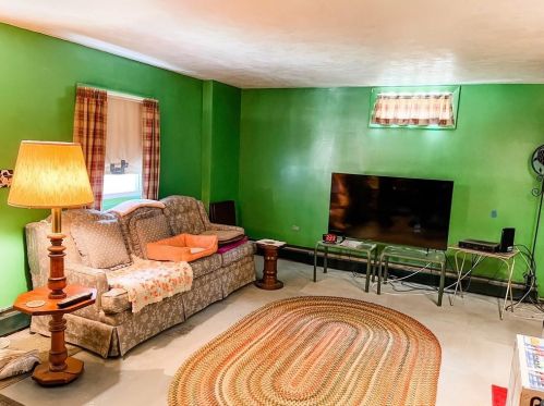 102 Kuehn Rd, Hopkinton, RI 02804-1000