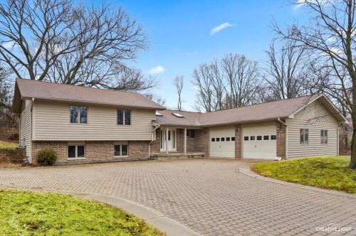 250 Walnut St, South Elgin, IL 60177-1556