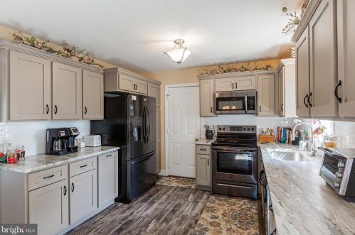 1740 Southport Dr, Lancaster PA  17603-9351 exterior