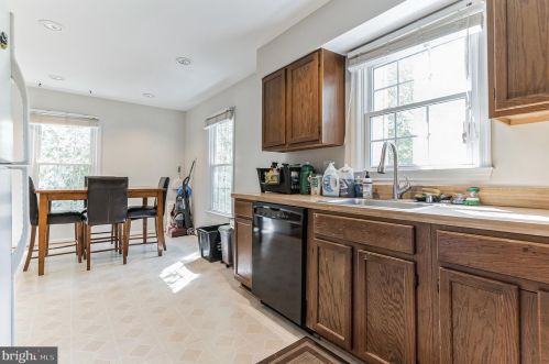 7318 Eggar Woods Ln, Springfield, VA 22153-2012