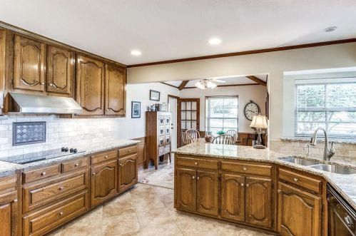 2101 Nob Hl, Carrollton TX 75006-2822 exterior