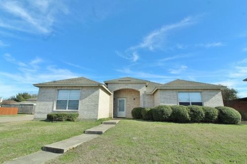 300 Rosewood Ln, Cedar Hill TX  75104-2932 exterior