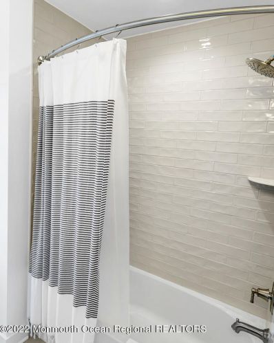 2 River St, Tinton Falls NJ 07701-1324 exterior