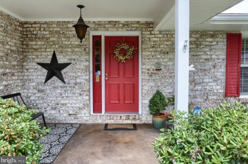 1100 Stratford Dr, Carlisle, PA 17013-3541