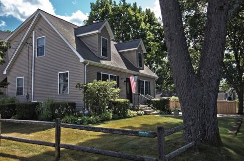 15 Almond St, Lincoln, RI 02865-3234
