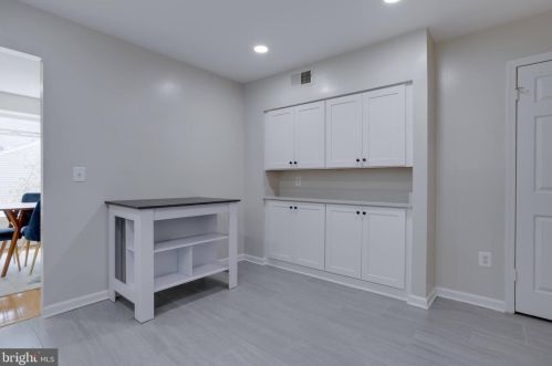 5707 Oak Leather Dr, Springfield VA  22015-2315 exterior