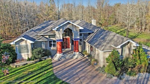72 Sanders Ln, Upper Freehold Township, NJ 08514-2517