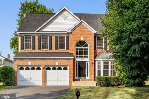 1542 Summerset Pl, Herndon, VA 20170-3936