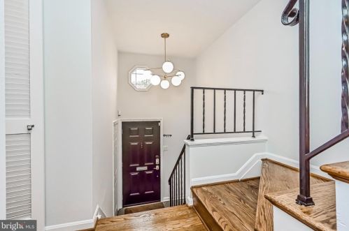 8242 Taunton Pl, Springfield, VA 22152-2427