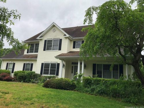 41 Augusta Dr, Milford, CT 06461-1684