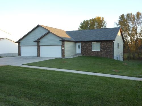 1095 Cottonwood St, Bennet, NE 68317-2427