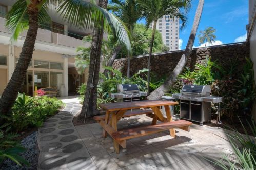 1720 Ala Moana Blvd, Honolulu HI  96815-1302 exterior