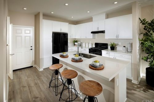 402 Glenwood Ave, Rialto, CA 92376-4753