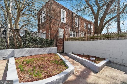 609 61 St, Philadelphia PA 19142-3402 exterior