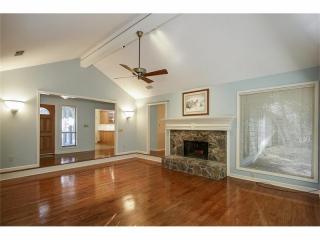 9595 Hillside Dr, Roswell, GA 30076-2859