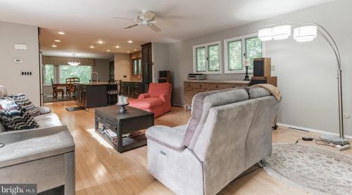 88 Lochatong Rd, Trenton, NJ 08628-1606
