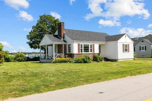 110 Eustis Ave, Middletown, RI 02840-2864