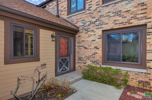 1418 Fairfax Ln, Buffalo Grove, IL 60089-1221