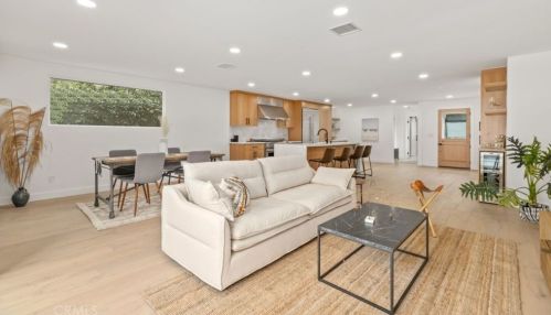 5261 Allott Ave, Van Nuys CA  91401-5902 exterior