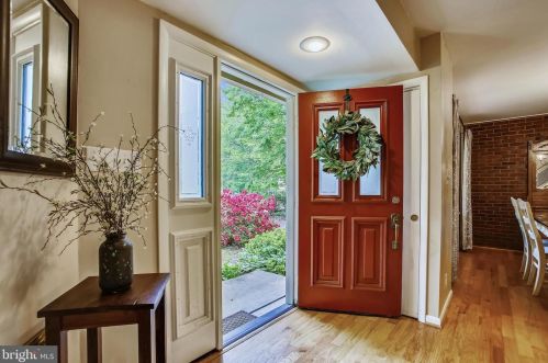 4816 Red Fox Dr, Annandale, VA 22003-4103