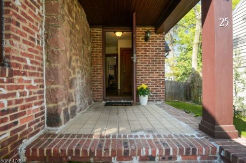 25 Clonavor Rd, Town Center, NJ 07052-4331
