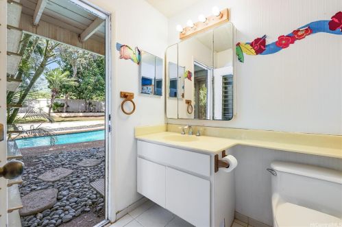 6815 Niumalu Loop, Honolulu HI  96825-1639 exterior