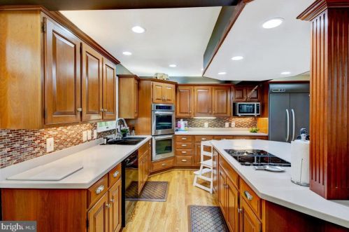 2415 Black Cap Ln, Herndon, VA 20191-3027