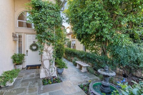 677 Galloping Hill Rd, Simi Valley, CA 93065-6732