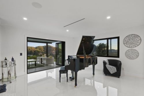 2434 Delisle Ct, Glendale CA  91208-2210 exterior