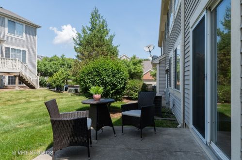 620 Creekside Cir, Gurnee IL  60031-2057 exterior