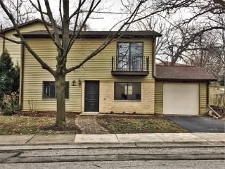 5321 Newport Dr, Lisle, IL 60532-2174