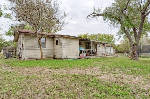 810 Sledge St, Uhland TX 78640-5609 exterior