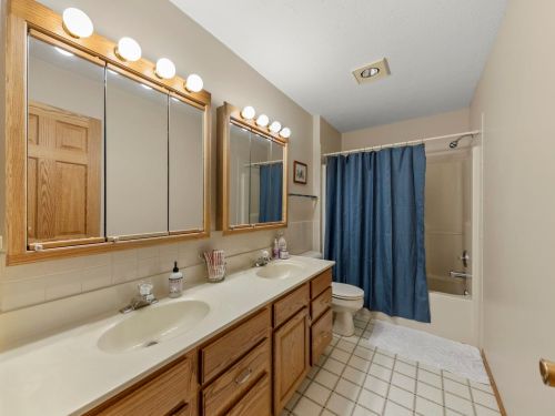 1315 Yorkshire Dr, Sycamore IL  60178-3236 exterior