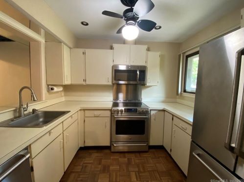 22 Fox Run, Woodbury, CT 06798-3214